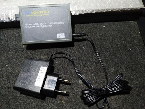 CVT 3002 DR UNIVERSELE GLASVEZEL MEDIACONVERTER, Computers en Software, Routers en Modems, Gebruikt, Router, Ophalen of Verzenden