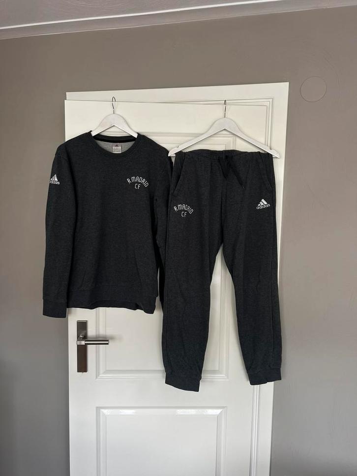 Real Madrid Adidas trainingspak maat M *NIEUW*, Sport en Fitness, Voetbal, Zo goed als nieuw, Trainingspak, Ophalen of Verzenden