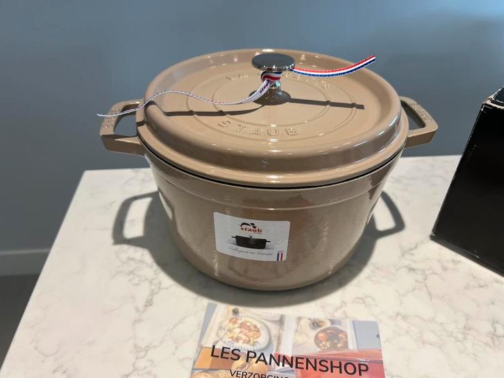 Nieuwe Staub hoge braadpan Sesam 24 cm in de doos, Huis en Inrichting, Keuken | Potten en Pannen, Nieuw, Koekenpan of Braadpan