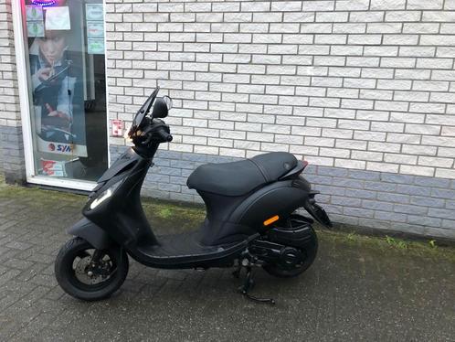 DIKKE PIAGGIO ZIP SP 45KM BROM 4-TAKT  BJ2021 12000KM, Fietsen en Brommers, Scooters | Piaggio