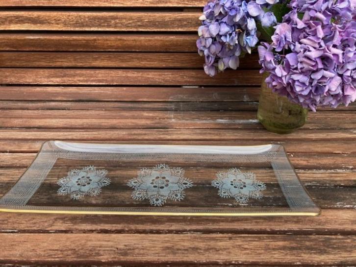 glazen cake schaal jaren 60 met kant motief en gouden randje, Antiek en Kunst, Antiek | Glas en Kristal, Ophalen of Verzenden