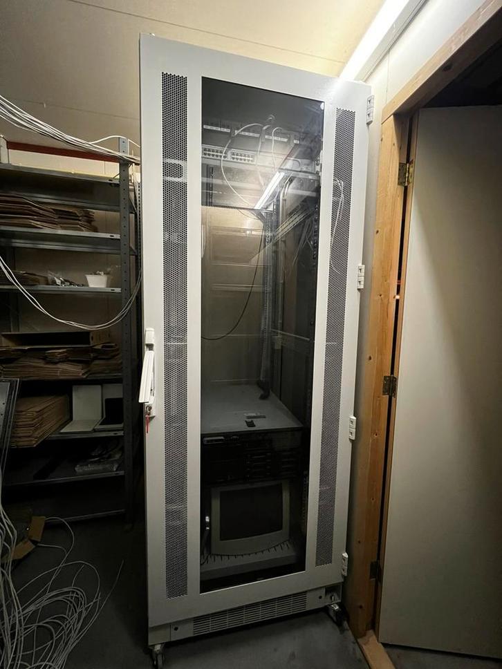 Patch/serverkast, Computers en Software, Serverkasten, Gebruikt, Glas, Geperforeerd, Ophalen