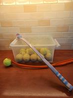 Bak met tennisballen en 2 werpstokken., Ophalen of Verzenden, Zo goed als nieuw