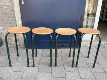 4x stoere industriele kruk groen, stapelbaar beschikbaar voor biedingen