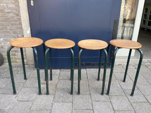 4x stoere industriele kruk groen, stapelbaar, Antiek en Kunst, Curiosa en Brocante, Ophalen