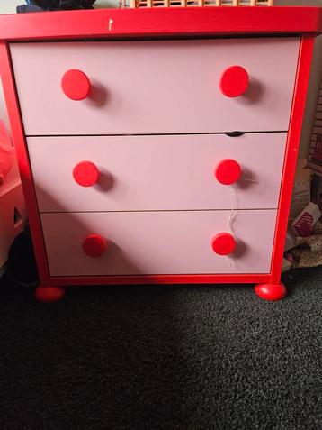 Roze Commode met Rode Accenten beschikbaar voor biedingen