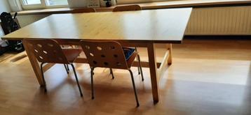 Eetkamer tafel.