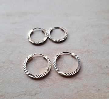 Diverse zilveren sieraden, oorbellen, ketting, ring