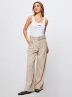 NIEUW Gestuz Editha zandkleurige broek met riem + plooien 34, Kleding | Dames, Verzenden, Beige, Nieuw, Gestuz