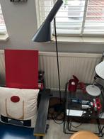 Design AJ vloerlamp Arne Jacobsen voor Louis Poulsen, Huis en Inrichting, Lampen | Vloerlampen, Ophalen, Zo goed als nieuw, Metaal
