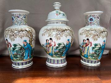 Chinees Kaststel - 3 Vazen met Chinese Afbeeldingen Porselei beschikbaar voor biedingen