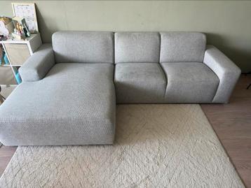 Grijze chaise lounge beschikbaar voor biedingen