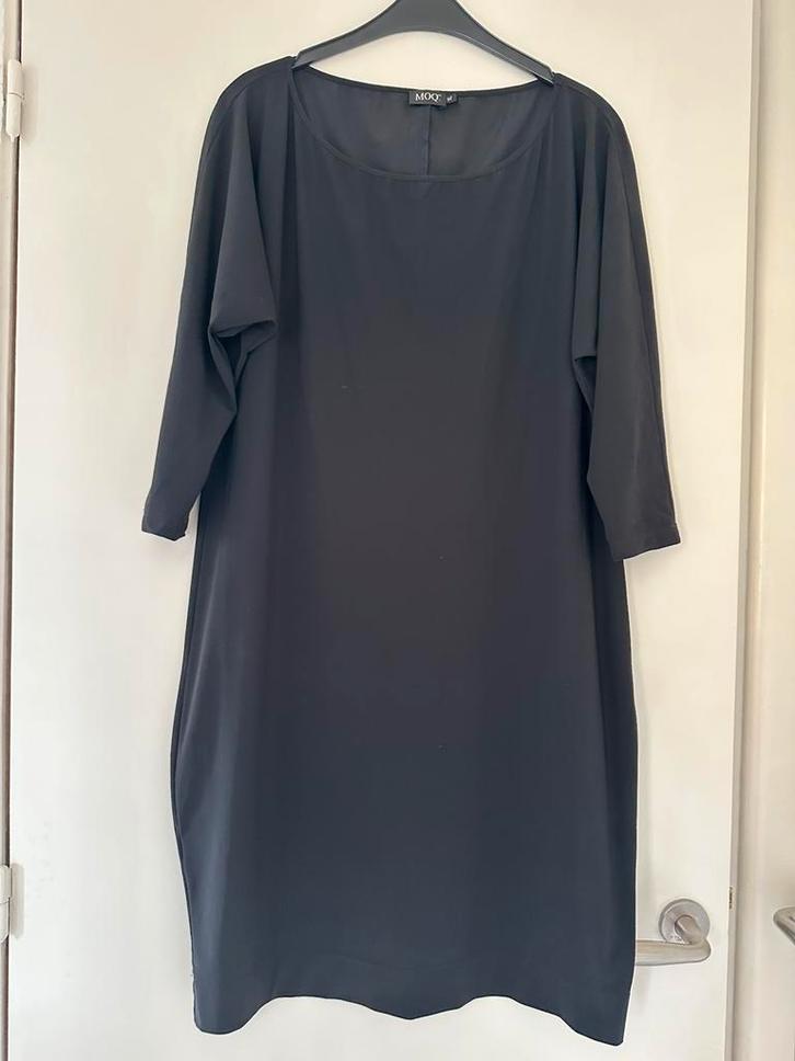 Moq zwarte travelstof jurk maat XL, Kleding | Dames, Jurken, Zo goed als nieuw, Maat 46/48 (XL) of groter, Zwart, Knielengte, Verzenden