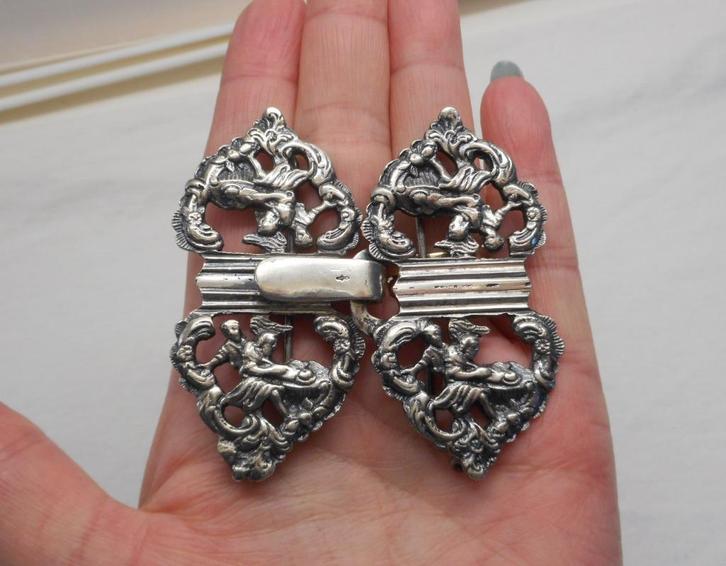 Antieke grote zilveren 2 delige Mantel haak sluiting nr.733, Sieraden, Tassen en Uiterlijk, Antieke sieraden, Overige typen, Zilver