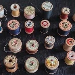 Verzameling van ca 38 oude houten klosjes garen klos klossen, Antiek en Kunst, Ophalen of Verzenden