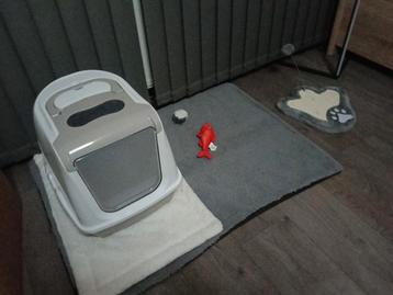 Te koop kattenbakken en poes incl spullen beschikbaar voor biedingen