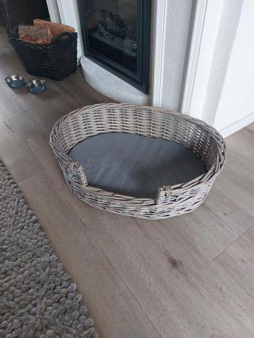 Te koop rieten hondenmand. beschikbaar voor biedingen