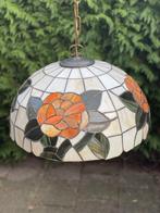Witte Tiffany-stijl plafondlamp met oranje bloemen, Huis en Inrichting, Lampen | Plafondlampen, Ophalen, Gebruikt, Glas, Tiffany