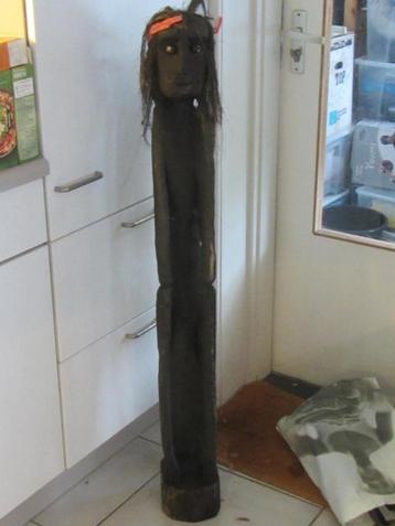 originele houten totempaal, zwart beschikbaar voor biedingen