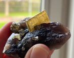 Goudgele bariet op fluoriet uit Xiefang, China, Verzamelen, Mineralen en Fossielen, Ophalen of Verzenden