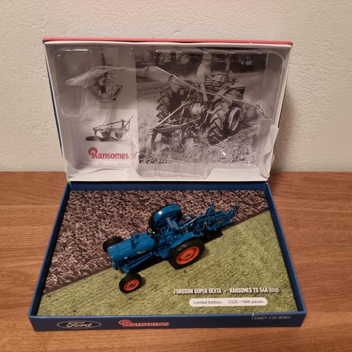 Fordson Super Dexta met Ransomes ploeg Universal Hobbies, Hobby en Vrije tijd, Modelauto's | 1:32, Nieuw, Tractor of Landbouw