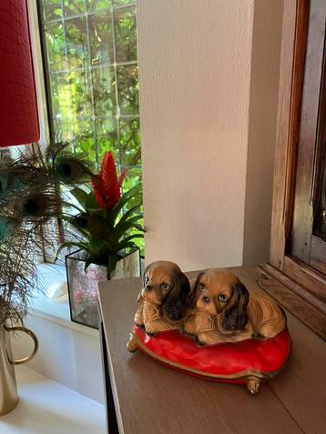 Hondjes op kussentje - Cavalier - keramisch - velours rood beschikbaar voor biedingen