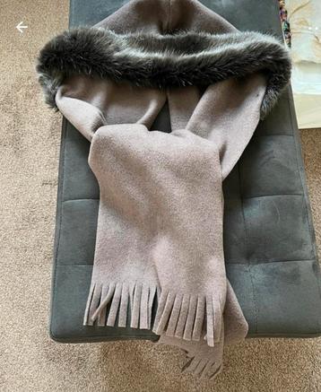 Taupe Fleece Sjaal met Capuchon en Bontrand - Nieuw beschikbaar voor biedingen