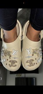 Crocs met charms, maat 36/37 beige kleur., Crocs, Ophalen of Verzenden, Beige