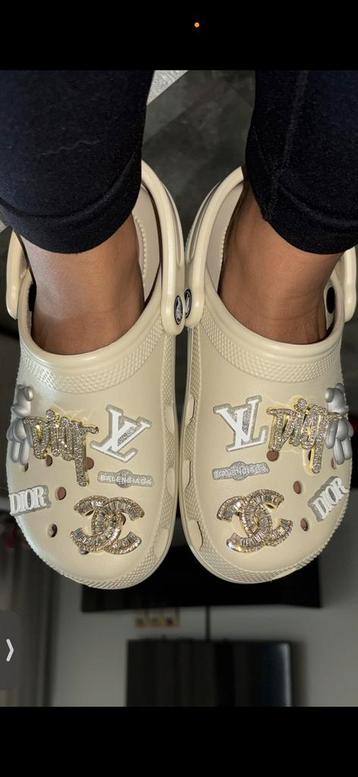 Crocs met charms, maat 36/37 beige kleur. beschikbaar voor biedingen