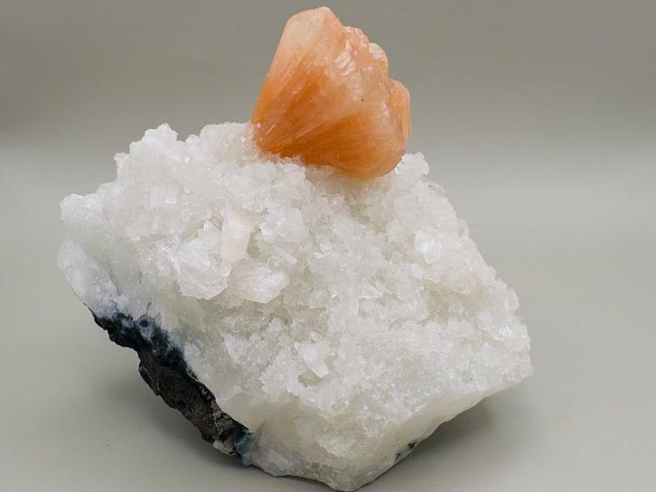 Oranje Stilbiet op Apofyliet – India, Verzamelen, Mineralen en Fossielen, Mineraal, Ophalen of Verzenden