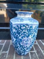 Vintage Chinese vaas. Blauw met wit., Antiek en Kunst, Ophalen