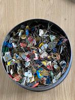 Speldjes spelt Blik vol van allerlei speldjes, Verzamelen, Speldjes, Pins en Buttons, Ophalen of Verzenden, Zo goed als nieuw