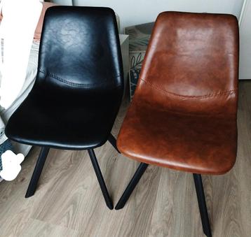 4 eetkamer stoelen 2x zwart en 2x bruin beschikbaar voor biedingen