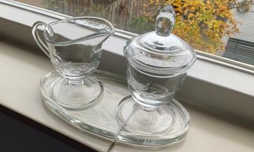 melk & suiker set op plateau gravure barok glas art deco  beschikbaar voor biedingen
