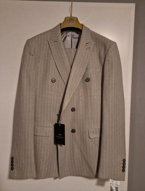 Double breasted Kostuum lichtgrijs met witte krijtstreep, Kleding | Heren, Kostuums en Colberts, Nieuw, Maat 56/58 (XL), Grijs