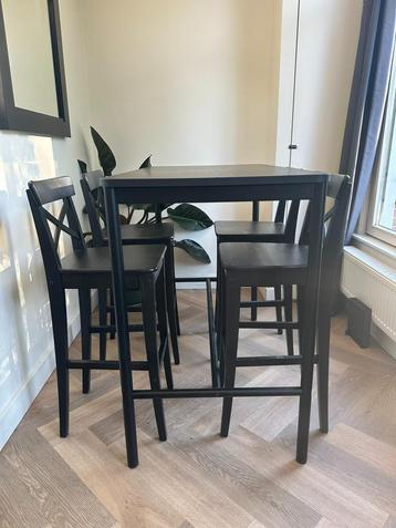Set hoge tafel met 4 stoelen beschikbaar voor biedingen