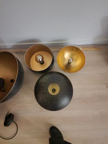Diverse lampen en een klok 