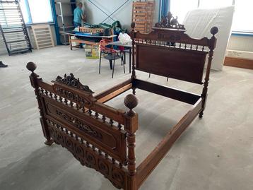 Antiek Spaans Bed met Dressoir & Nachtkastjes beschikbaar voor biedingen