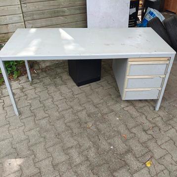 Gratis groot metalen Industrieel Bureau LxBxH 166x75x75cm beschikbaar voor biedingen