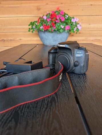 Mooie Canon EOS 77d body zwart beschikbaar voor biedingen