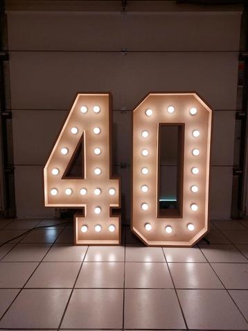 Grootste lichtcijfers te huur #40 (andere cijfers mogelijk) beschikbaar voor biedingen