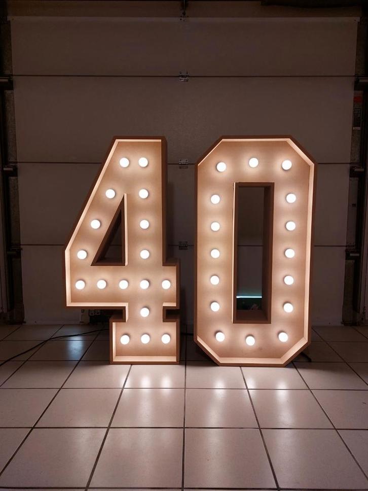 Grootste lichtcijfers te huur #40 (andere cijfers mogelijk), Hobby en Vrije tijd, Feestartikelen | Verhuur, Zo goed als nieuw