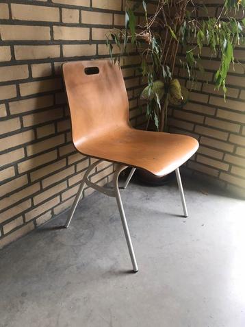 Retro houten stoel met ijzeren frame