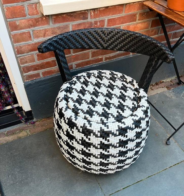 Pepita ruitje. Mooie design stoel, Tuin en Terras, Tuinstoelen, Zo goed als nieuw, Kunststof, Ophalen