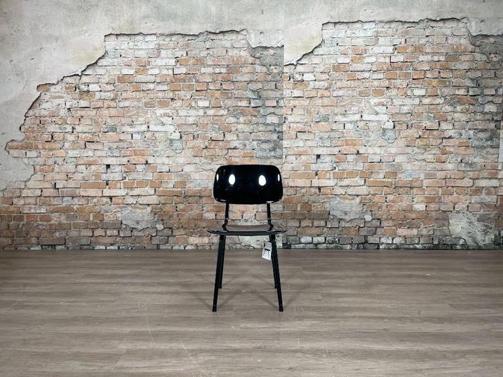 Ahrend Revolt zwart bij TheReSales, Huis en Inrichting, Stoelen, Zo goed als nieuw, Vijf, Zes of meer stoelen, Kunststof, Overige materialen