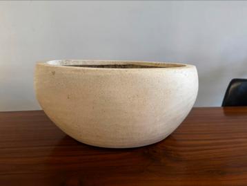Witte bloemen pot / vaas beschikbaar voor biedingen