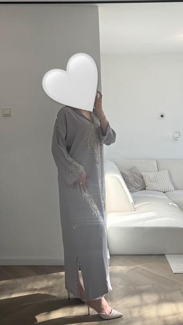 Marokkaanse Djellaba lichtgrijs met kralen  beschikbaar voor biedingen