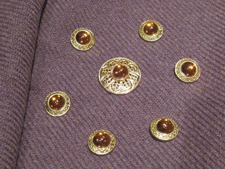 Nieuwe metalen knopen met amberkleurige stenen, Hobby en Vrije tijd, Naaien en Fournituren, Nieuw, Knoop of Knopen, Verzenden