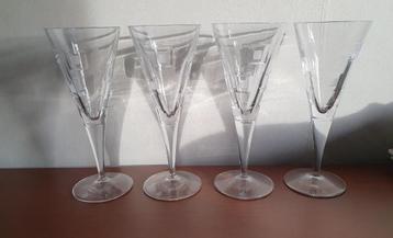 Vier wijn cocktail glazen design beschikbaar voor biedingen