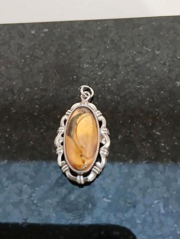 Zilveren hanger met gele steen. beschikbaar voor biedingen